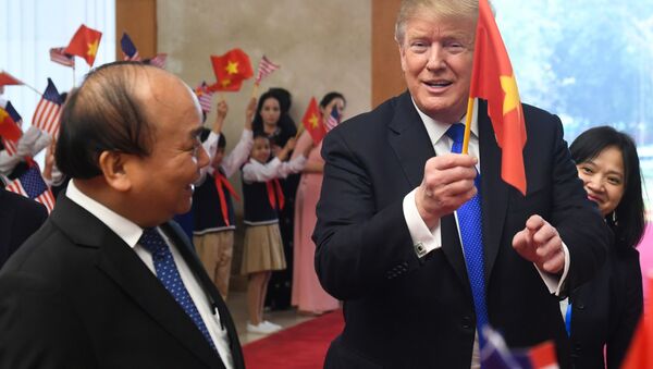 Президент США Дональд Трамп с вьетнамским флагом во время приезда в Ханой  - 俄罗斯卫星通讯社