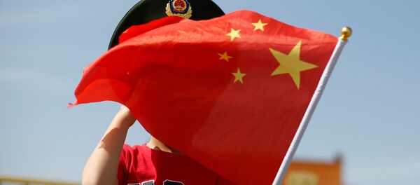 Мальчик в футболке США с флагом Китая - 俄羅斯衛星通訊社