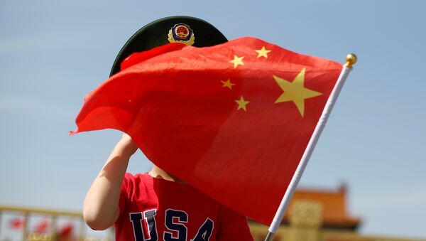 Мальчик в футболке США с флагом Китая - 俄罗斯卫星通讯社