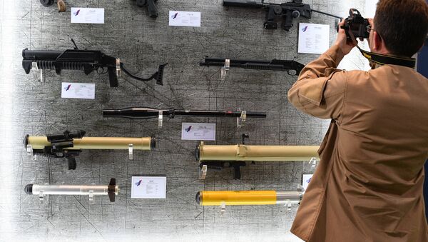Посетитель фотографирует стенд с оружием на международной выставке вооружения и военной техники MILEX-2019 в Минске - 俄罗斯卫星通讯社
