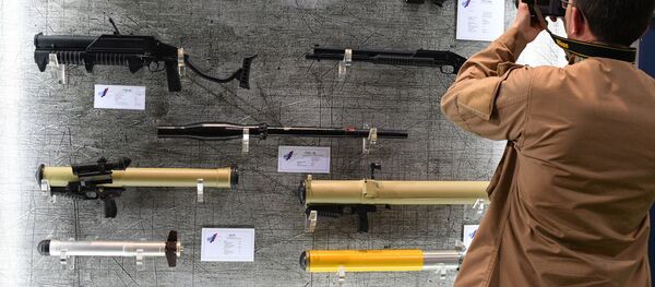 Посетитель фотографирует стенд с оружием на международной выставке вооружения и военной техники MILEX-2019 в Минске Посетитель фотографирует стенд с оружием на международной выставке вооружения и военной техники MILEX-2019 в Минске - 俄罗斯卫星通讯社