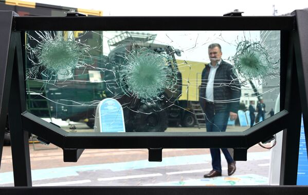 鰐魚戰車的擋風玻璃 - 俄羅斯衛星通訊社