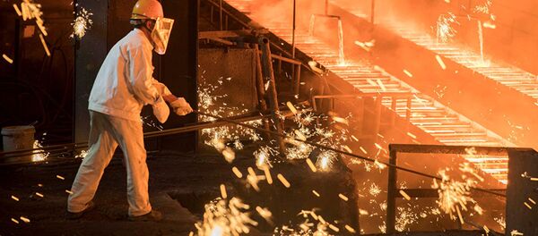 A laborer works at a steel plant of Shandong Iron & Steel Group in Jinan, Shandong province, China July 7, 2017 A laborer works at a steel plant of Shandong Iron & Steel Group in Jinan, Shandong province, China July 7, 2017 - 俄罗斯卫星通讯社