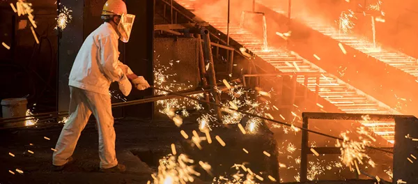 A laborer works at a steel plant of Shandong Iron & Steel Group in Jinan, Shandong province, China July 7, 2017 A laborer works at a steel plant of Shandong Iron & Steel Group in Jinan, Shandong province, China July 7, 2017 - 俄羅斯衛星通訊社