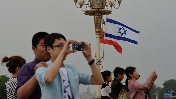Chinese tourists watch the motorcade of Israeli Prime Minister Benjamin Netanyahu as he arrives to meet the Chinese President Xi Jinping at the Great Hall of the People in Beijing - 俄罗斯卫星通讯社
