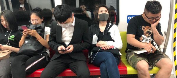 浙江女子穿吊帶進地鐵被要求穿上外套，地鐵回應：怕她感冒 - 俄羅斯衛星通訊社