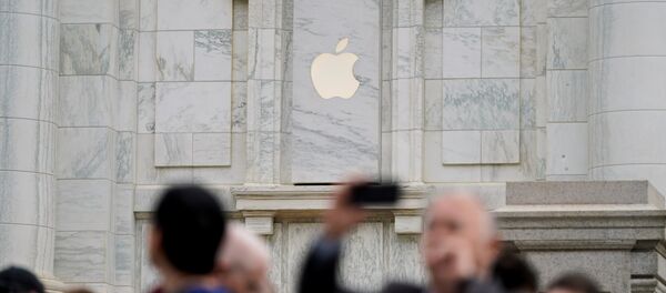 Customers take pictures as they await the grand opening of the new Apple Carnegie Library store in Washington - 俄羅斯衛星通訊社