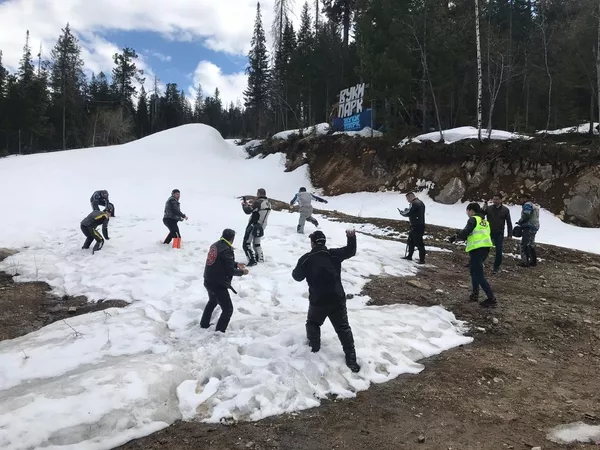 幾名中國騎手沒見過雪,所以我們就開始打雪仗。他們像孩子一樣嬉戲打鬧,之後對我們表示感謝。 幾名中國騎手沒見過雪,所以我們就開始打雪仗。他們像孩子一樣嬉戲打鬧,之後對我們表示感謝。 - 俄羅斯衛星通訊社