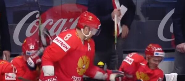 俄罗斯冰球运动员奥韦奇金把朋友从飞向他脸庞的冰球下拯救出来（视频） - 俄罗斯卫星通讯社