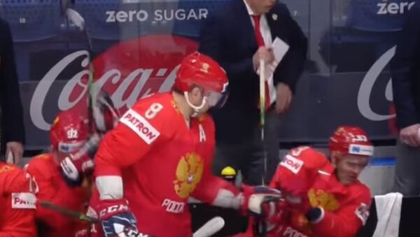 俄罗斯冰球运动员奥韦奇金把朋友从飞向他脸庞的冰球下拯救出来（视频） - 俄罗斯卫星通讯社