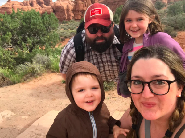 红迪网用户热论一张奇怪的家庭合照  - 俄罗斯卫星通讯社