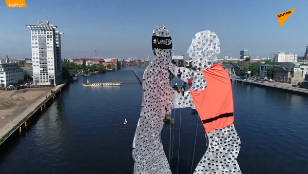 德國積極分子給柏林雕像穿上移民救生衣 - 俄羅斯衛星通訊社