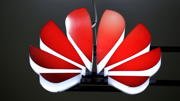 A Huawei logo is seen at an exhibition during the World Intelligence Congress in Tianjin - 俄羅斯衛星通訊社