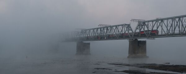 Поезд, следующий по Транссибирской магистрали, на железнодорожном мосту над рекой Обь в Новосибирске - 俄罗斯卫星通讯社