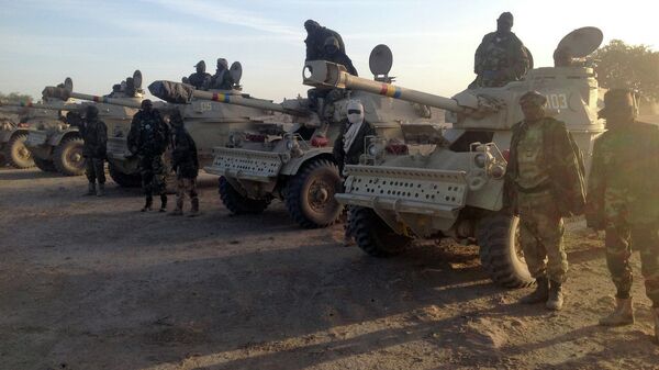 Soldiers of the Chadian army stand next to Panhard AML 90 armoured vehicles on January 21, 2015, at the border between Nigeria and Cameroon - 俄羅斯衛星通訊社