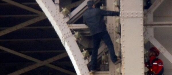 不明男子攀登巴黎埃菲爾鐵塔 當局對遊人關閉景點 - 俄羅斯衛星通訊社