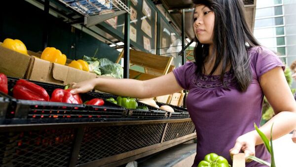 Женщина покупает овощи на рынке - 俄羅斯衛星通訊社