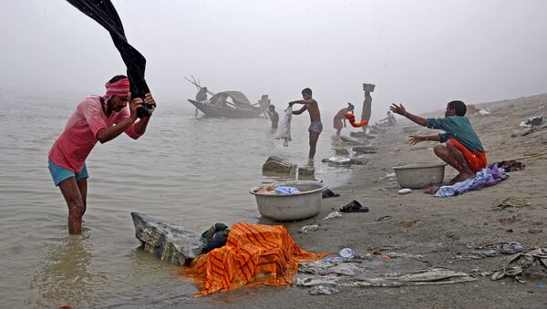 Стирка одежды в реке Брахмапутре туманным зимним утром, Индия - 俄罗斯卫星通讯社