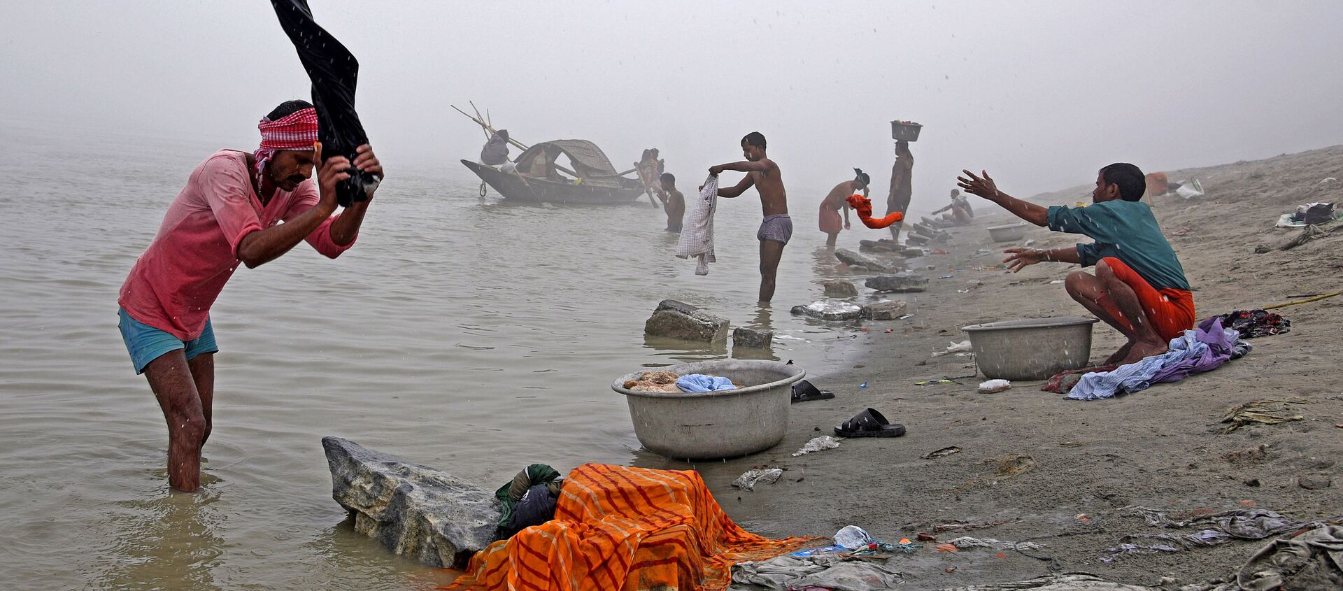 Стирка одежды в реке Брахмапутре туманным зимним утром, Индия - 俄羅斯衛星通訊社, 1920, 19.03.2021