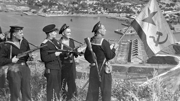 Моряки-десантники Тихоокеанского флота водружают флаг над Порт-Артуром, 1945 год - 俄罗斯卫星通讯社