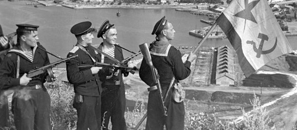 Моряки-десантники Тихоокеанского флота водружают флаг над Порт-Артуром, 1945 год - 俄羅斯衛星通訊社