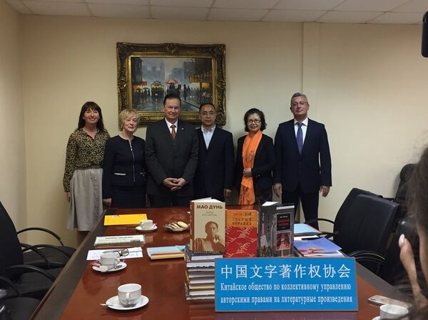 5月15日中國文字著作權協會向俄羅斯遠東聯邦大學贈送“中俄互譯出版項目”成果和其他版權貿易中俄文圖書100種。 - 俄羅斯衛星通訊社