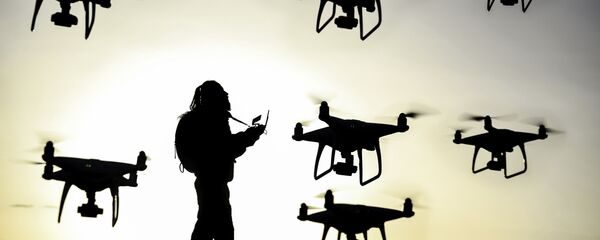 Пилот в окружении дронов - 俄罗斯卫星通讯社