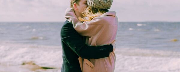 Носить девушка на руках - 俄羅斯衛星通訊社