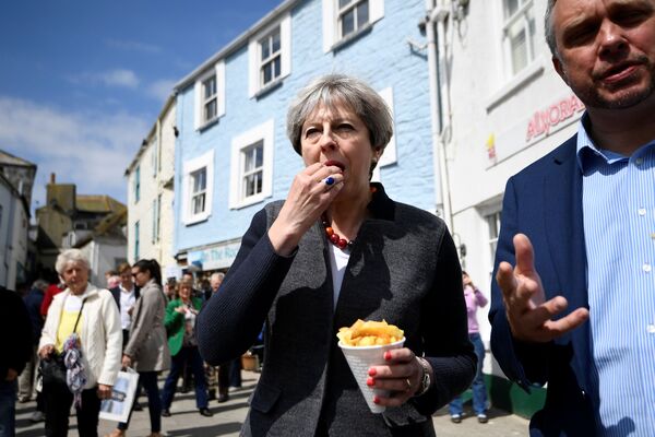 英國首相特蕾莎·梅與英國梅沃吉西市市民見面時吃薯片。 - 俄羅斯衛星通訊社