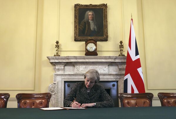 英国首相特蕾莎·梅在致欧盟的脱欧信函上签字。 - 俄罗斯卫星通讯社