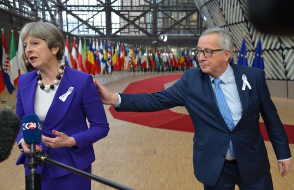 英國首相特蕾莎·梅和歐盟委員會主席讓-克洛德·容克在布魯塞爾舉行的歐盟峰會上。 - 俄羅斯衛星通訊社