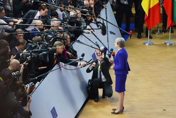 英国首相特蕾莎·梅在布鲁塞尔举行的欧盟峰会上回答记者的提问。 - 俄罗斯卫星通讯社