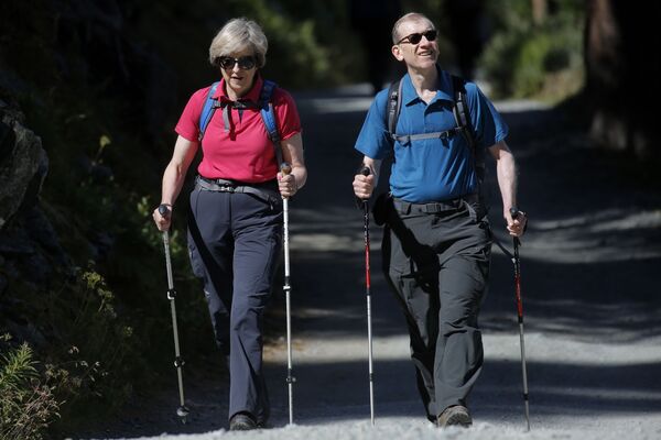 英国首相特蕾莎·梅与她的丈夫菲利普在瑞士林中散步。 - 俄罗斯卫星通讯社