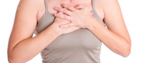 Девушка закрывает грудь ладонями - 俄罗斯卫星通讯社