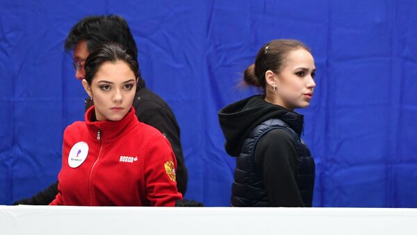 俄羅斯花滑運動員阿麗娜•扎基托娃和葉甫蓋尼婭•梅德韋傑娃 - 俄羅斯衛星通訊社