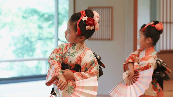 Девочки исполняют народный японский танец перед первой леди США Меланьей Трамп и женой премьер-министра Японии Акиэ Абэ во дворце Акасака в Токио - 俄羅斯衛星通訊社