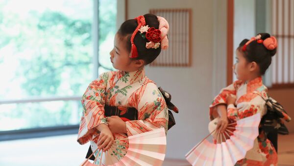 Девочки исполняют народный японский танец перед первой леди США Меланьей Трамп и женой премьер-министра Японии Акиэ Абэ во дворце Акасака в Токио - 俄羅斯衛星通訊社