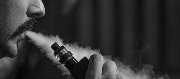 Мужчина во время курения кальяна - 俄罗斯卫星通讯社