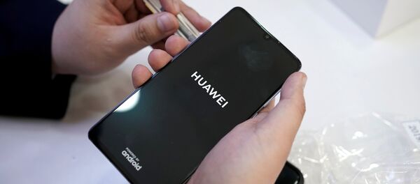 A salesman turns on a new Huawei P30 smartphone for a customer in Beijing - 俄罗斯卫星通讯社