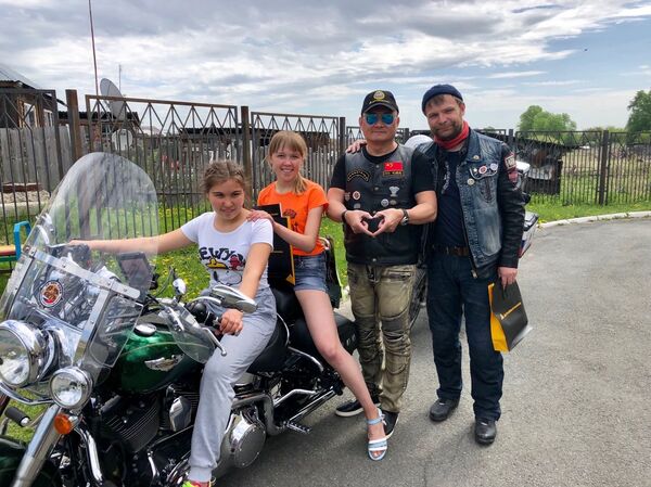 孩子们等不及要去兜风了,他们对这一切都很感兴趣。 孩子们等不及要去兜风了,他们对这一切都很感兴趣。 - 俄罗斯卫星通讯社