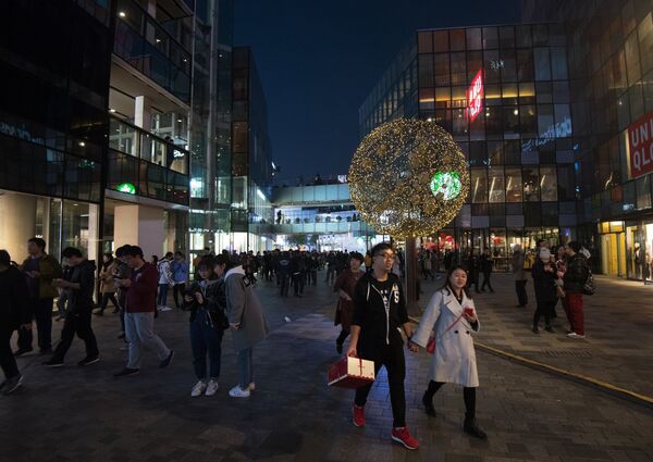 如果中美两国领导人在G20峰会期间举行富有成效的谈判,大坂可以成为两个超级大国之间的历史性贸易和解的地方。然而,无论是美国还是中国的专家,暂时都不指望这次会议能取得什么突破。更有可能的是,双方将只是重申有必要继续谈判。 如果中美两国领导人在G20峰会期间举行富有成效的谈判,大坂可以成为两个超级大国之间的历史性贸易和解的地方。然而,无论是美国还是中国的专家,暂时都不指望这次会议能取得什么突破。更有可能的是,双方将只是重申有必要继续谈判。 - 俄罗斯卫星通讯社