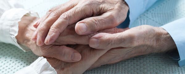 Руки пожилой пары - 俄罗斯卫星通讯社