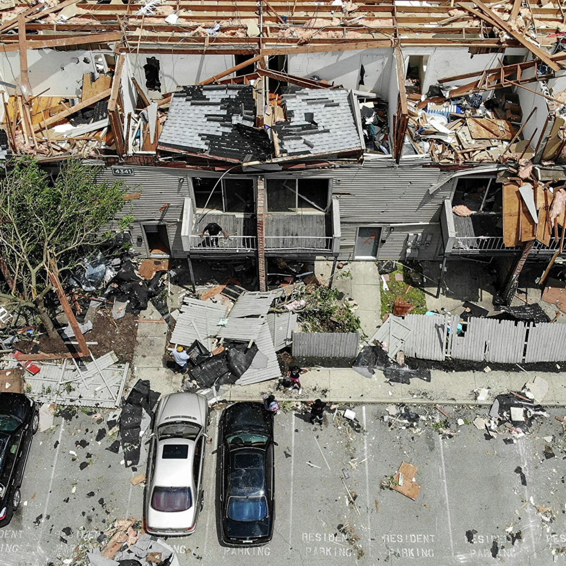史上最大！超30场龙卷风横扫美国6州，建筑倒塌上百人死亡