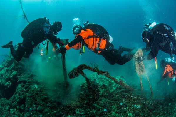 清理希腊半岛海底鬼网 - 俄罗斯卫星通讯社