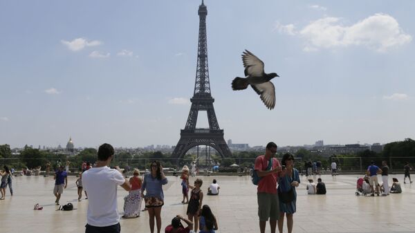 Туристы возле Эйфелевой башни  Париже - 俄羅斯衛星通訊社