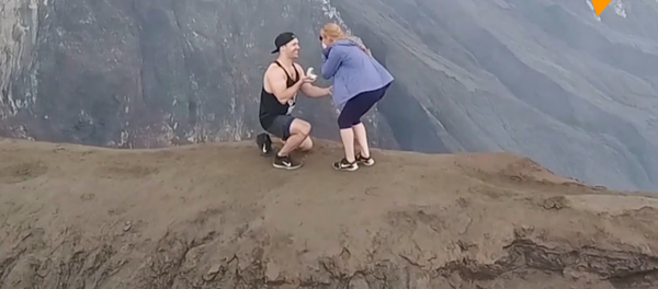 加拿大小伙火山頂浪漫求婚 - 俄羅斯衛星通訊社