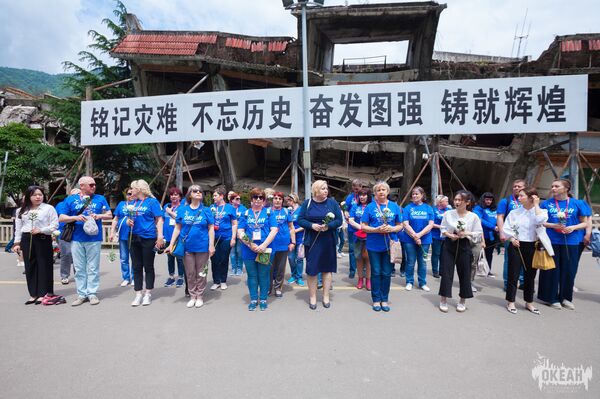 全俄“海洋”兒童中心代表團祭奠2008年地震遇難者  - 俄羅斯衛星通訊社