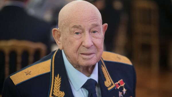 “太空行走第一人”阿列克謝·列昂諾夫在醫院過壽辰 - 俄羅斯衛星通訊社
