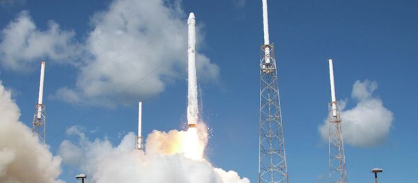 Запуск ракеты SpaceX Falcon 9 со спутником Dragon с мыса Канаверал, США - 俄羅斯衛星通訊社