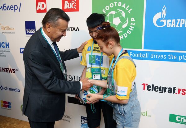 俄罗斯天然气工业股份公司的董事会主席尤祖布科夫和年轻足球员 俄罗斯天然气工业股份公司的董事会主席尤祖布科夫和年轻足球员 - 俄罗斯卫星通讯社